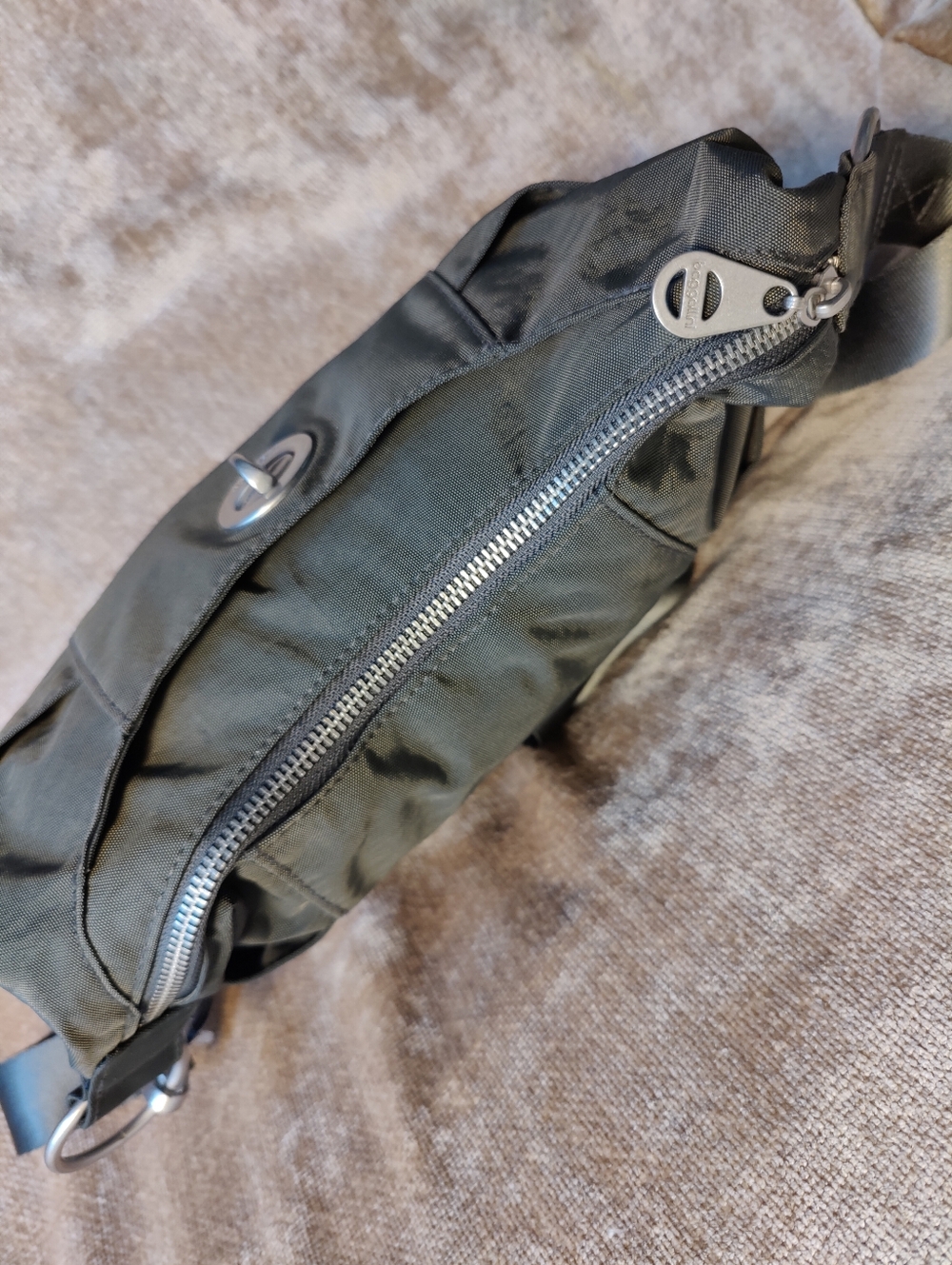 New 🆕 Baggallini Zurich Medium Hobo Crossbody Bag In Cement Grey - Picture 4 of 12